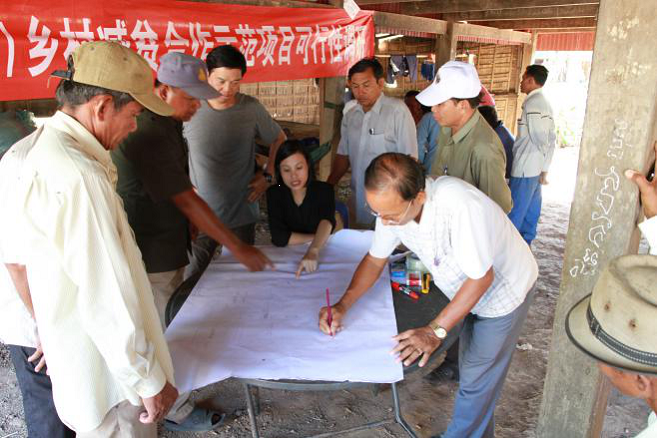 The delegation is organizing the villagers to do resources survey and draw the resources mapping